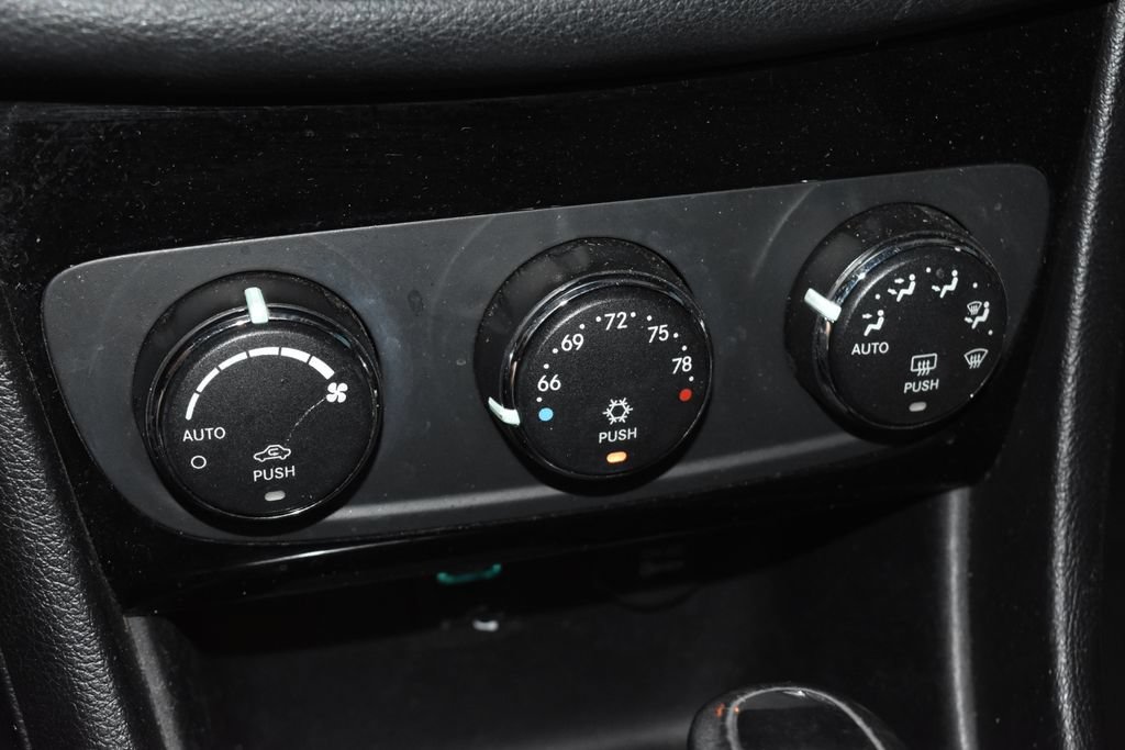 Used 2012 Chrysler 200 Touring FWD image 11