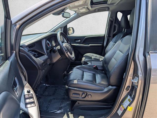 Used 2019 Toyota Sienna SE w/ SE Preferred Package FWD image 16