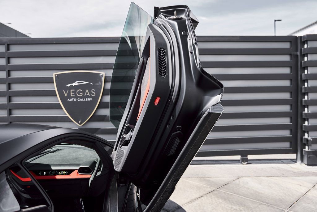 Used 2025 Lamborghini Revuelto image 32