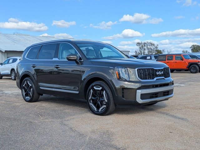 Used 2024 Kia Telluride EX w/ EX Captain's Chair Package image 2