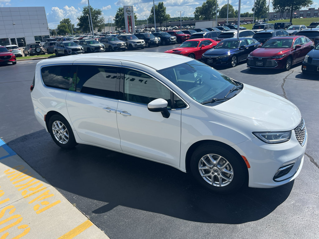 Used 2023 Chrysler Pacifica Touring-L FWD image 8