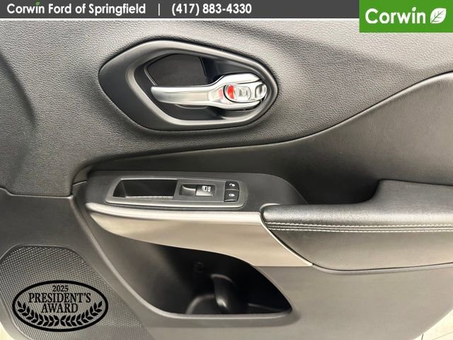 Used 2019 Jeep Cherokee Overland w/ Technology Group image 11