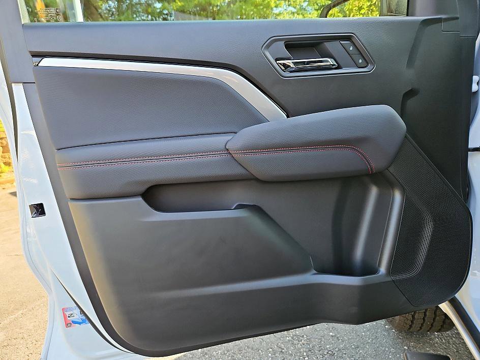 New 2025 Chevrolet Colorado Z71 w/ Midnight Edition image 13