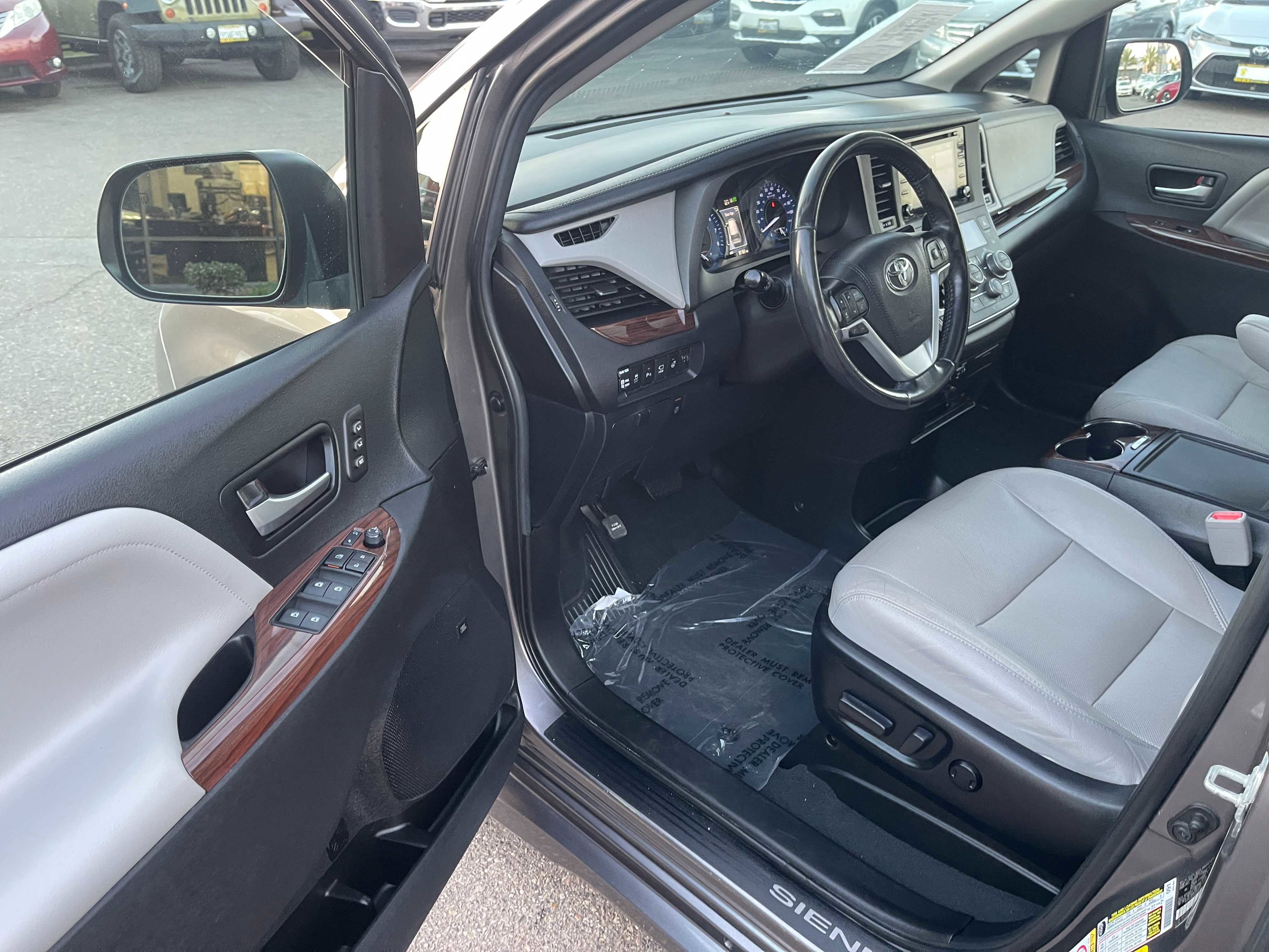 Used 2019 Toyota Sienna Limited Premium w/ Protection Package image 23