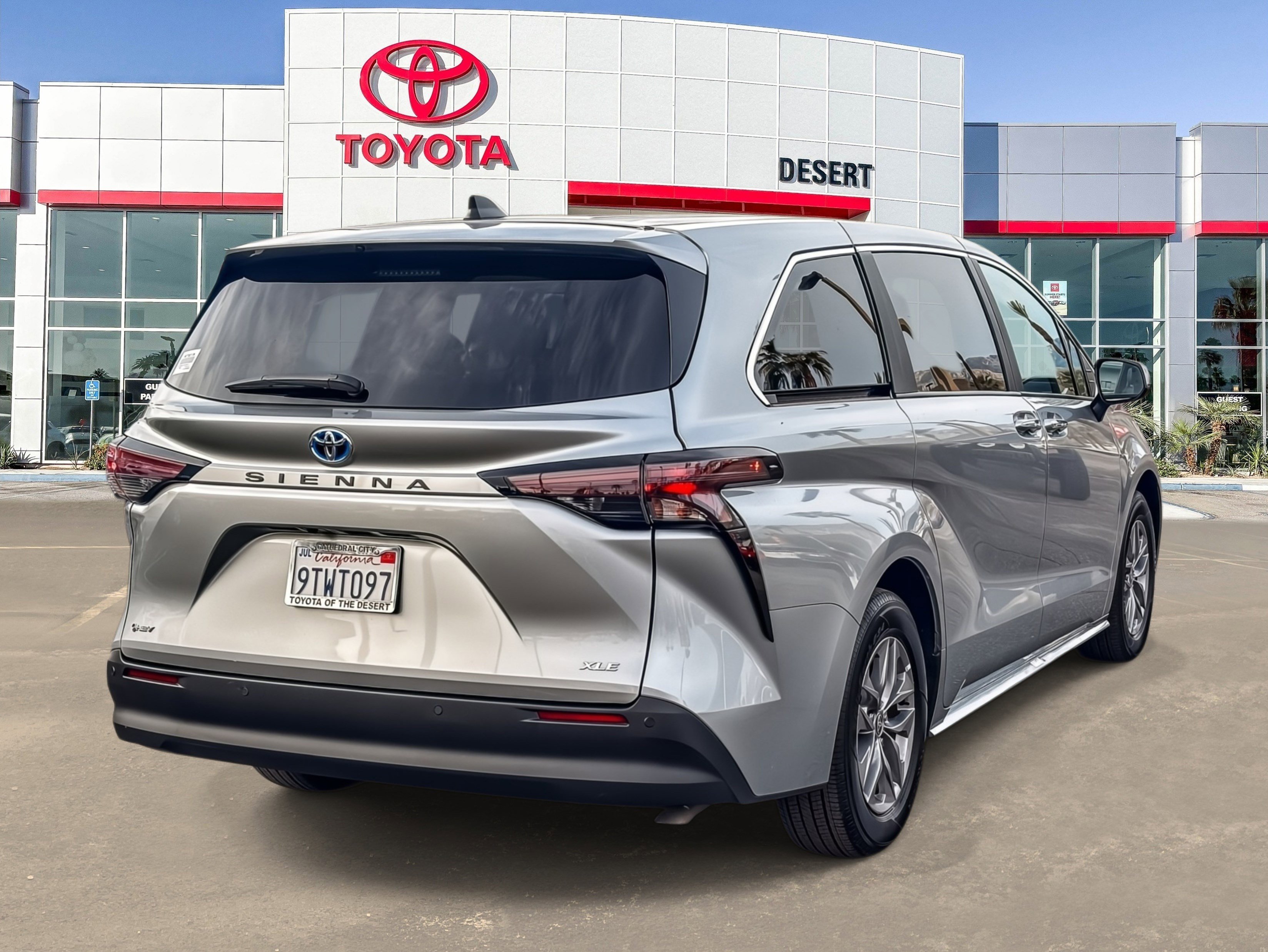 Used 2025 Toyota Sienna XLE image 7