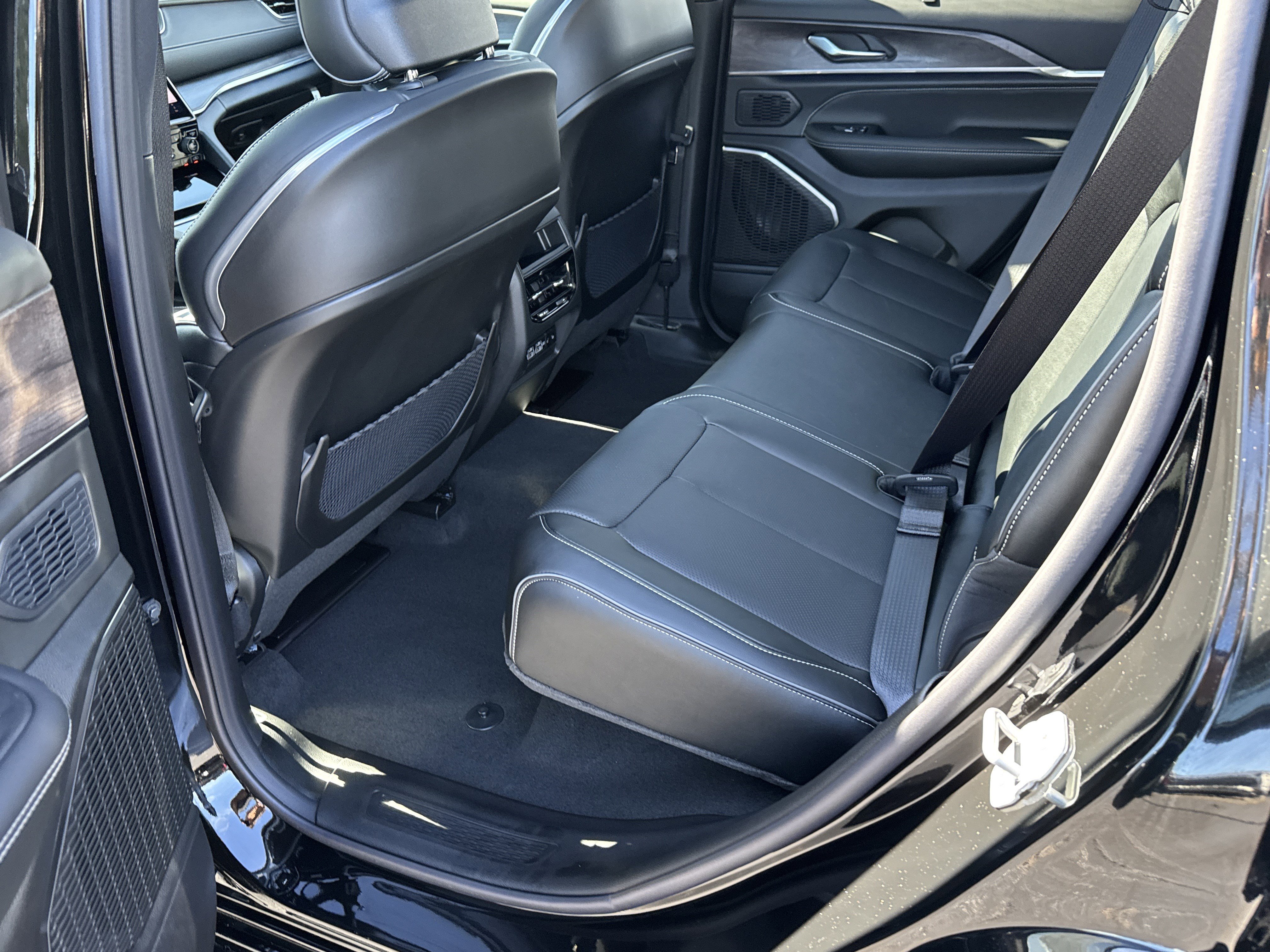 New 2025 Jeep Grand Cherokee Overland w/ Luxury Tech Group IV image 24