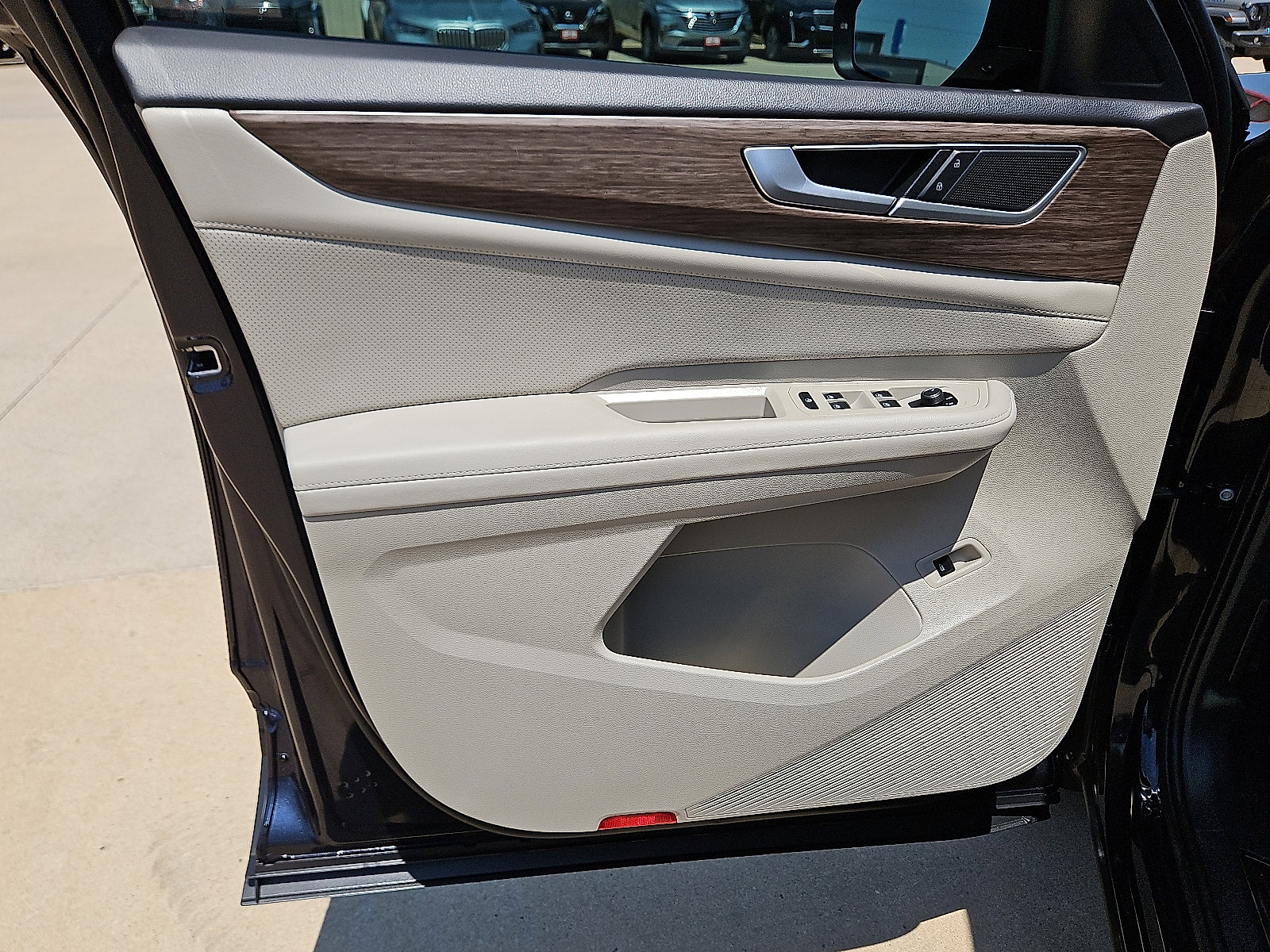 Used 2025 Volkswagen Atlas SEL image 13