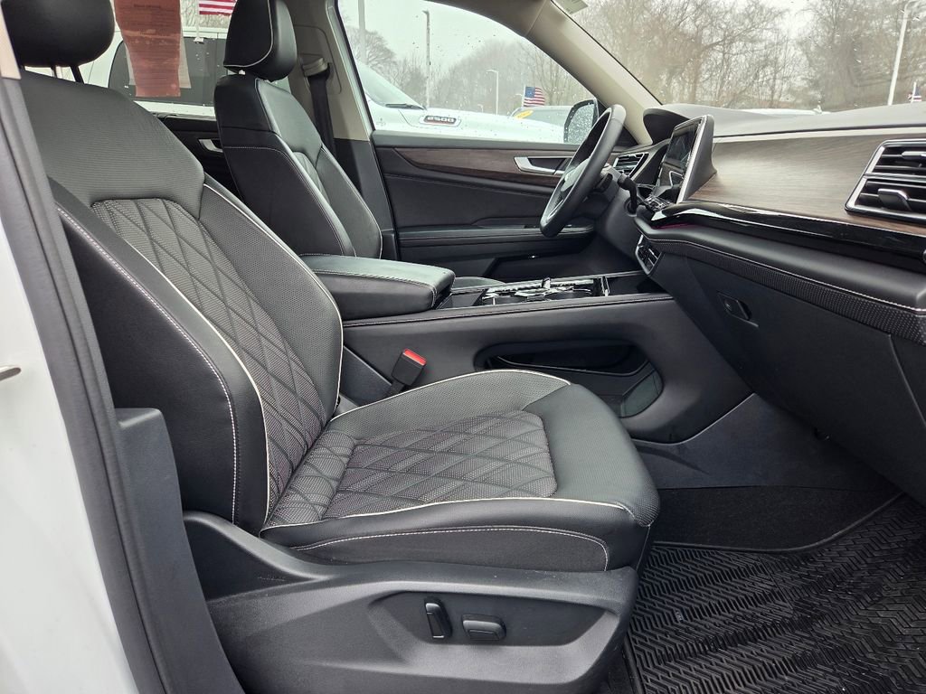 Used 2024 Volkswagen Atlas SEL Premium R-Line AWD/4WD image 31