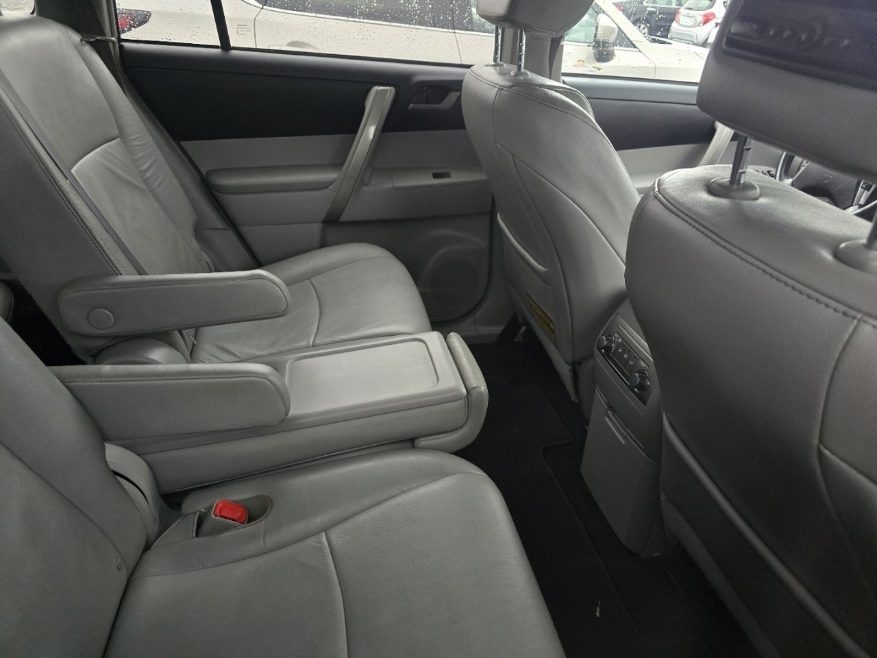 Used 2011 Toyota Highlander SE w/ Tow Pkg image 15