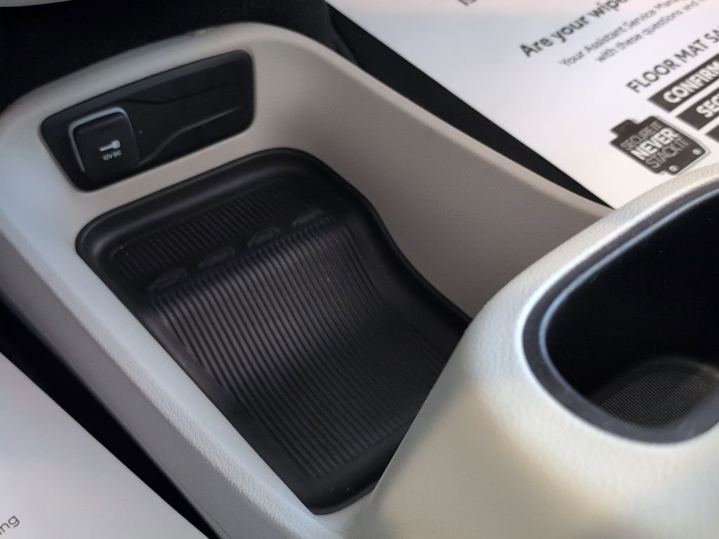 Used 2024 Chrysler Pacifica Touring-L image 35