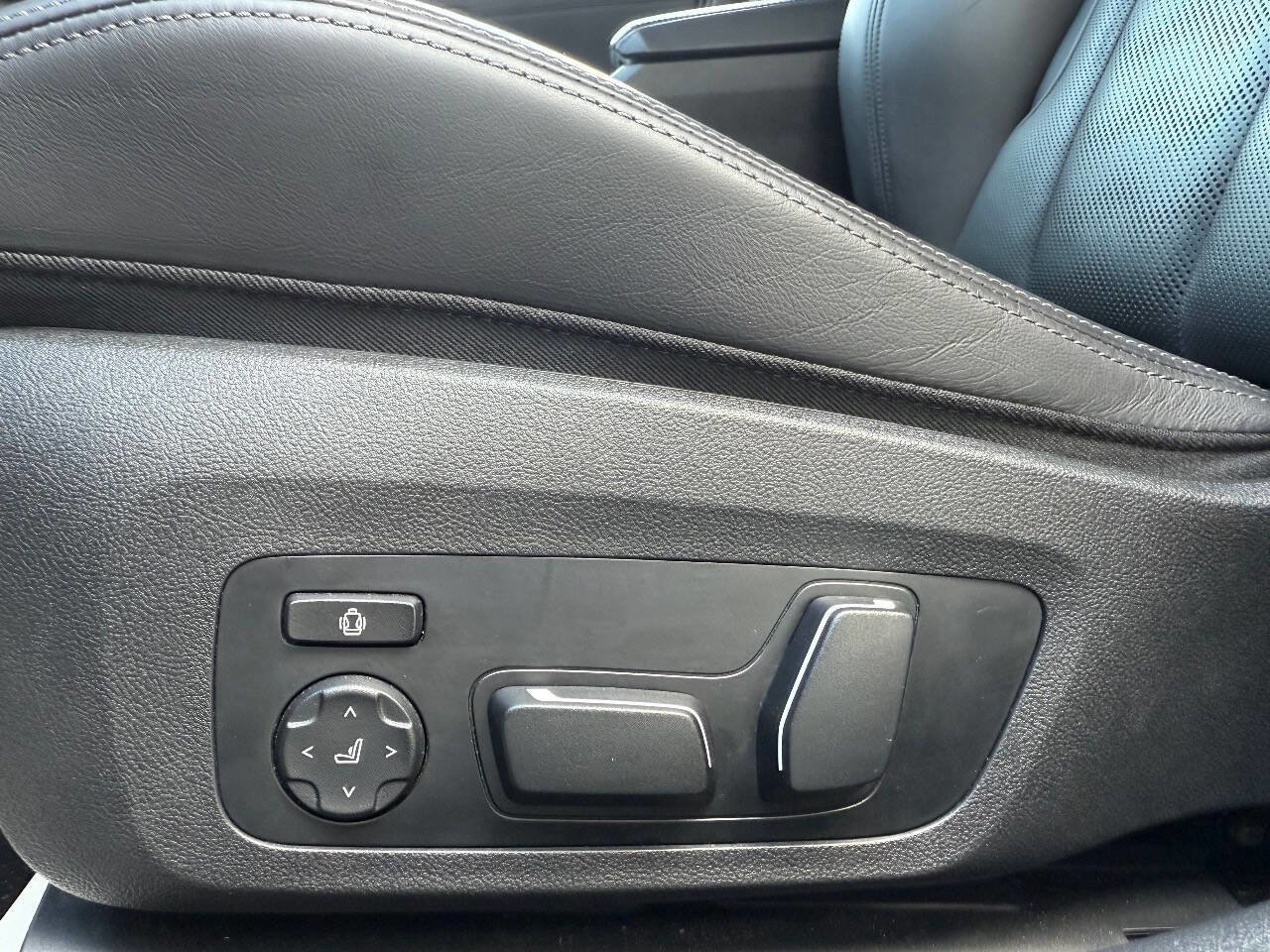 Used 2024 BMW M3 Competition w/ Executive Package image 20