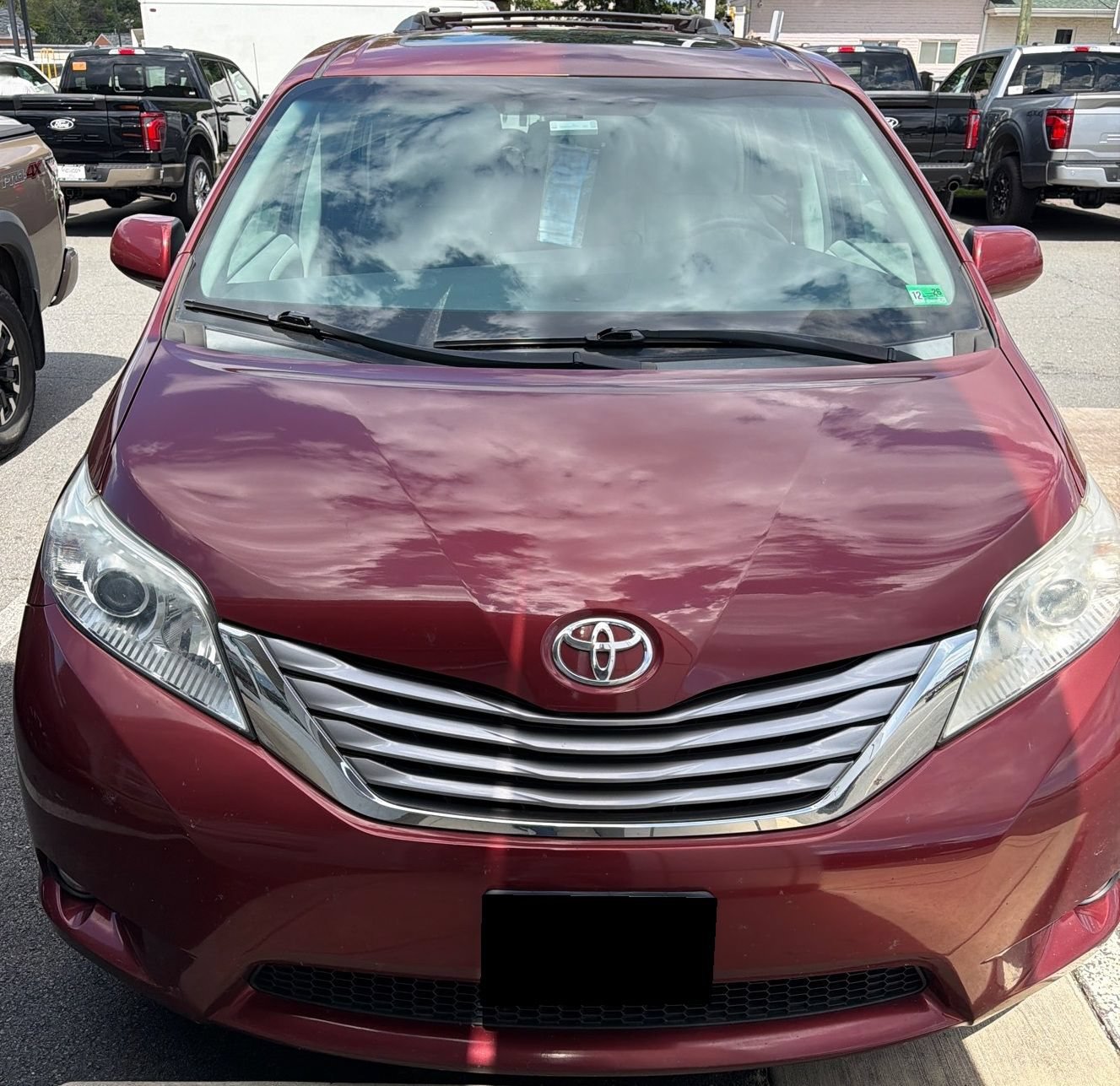 Used 2015 Toyota Sienna XLE w/ XLE Navigation Package FWD image 2