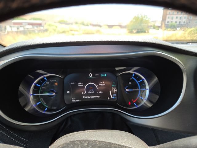 Used 2021 Chrysler Pacifica Limited w/ Uconnect Theater Family Group FWD image 8