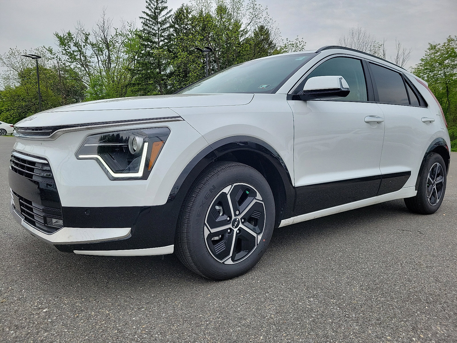 Used 2024 Kia Niro SX image 3