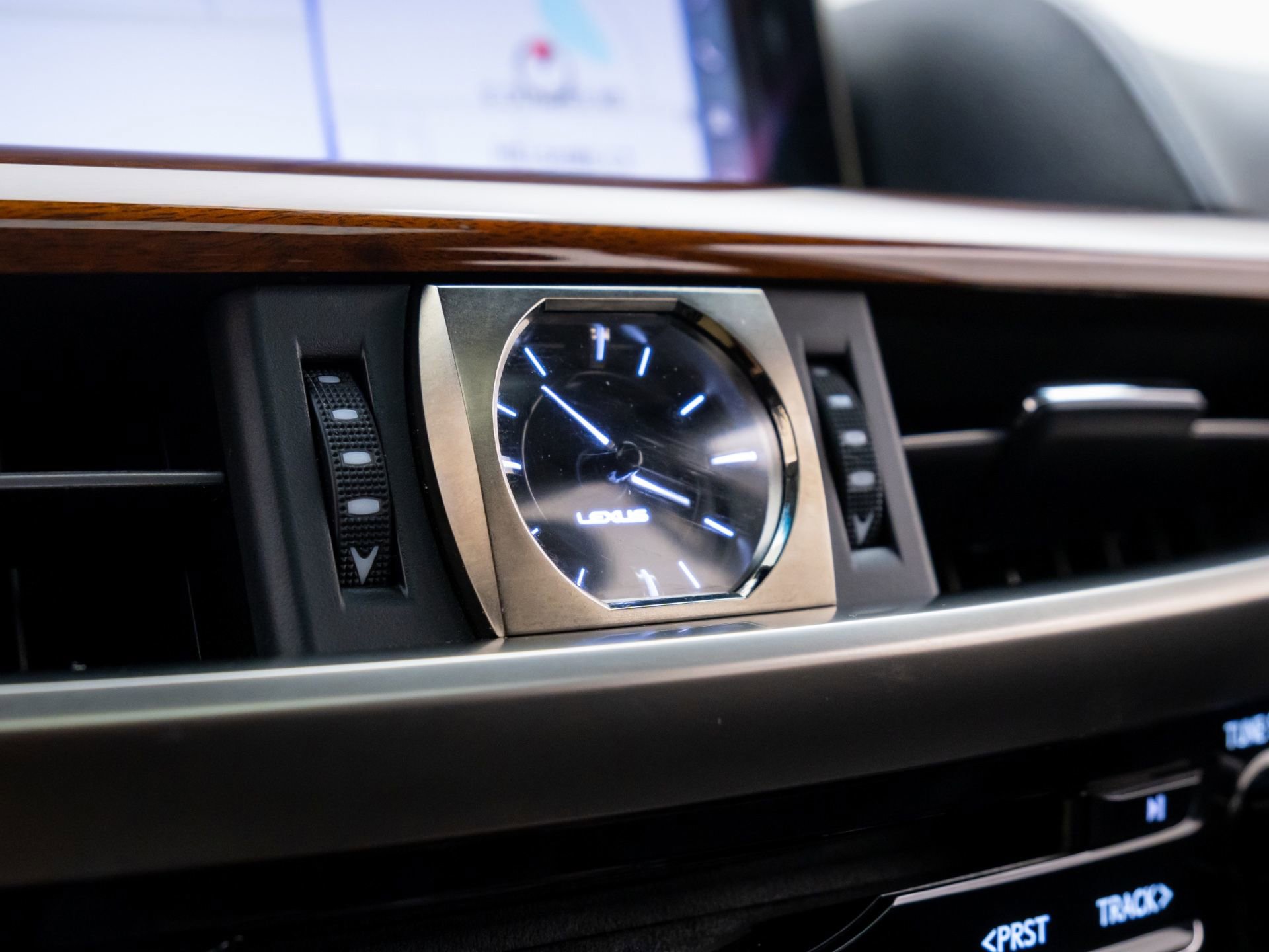 Used 2016 Lexus LX 570 4WD image 24