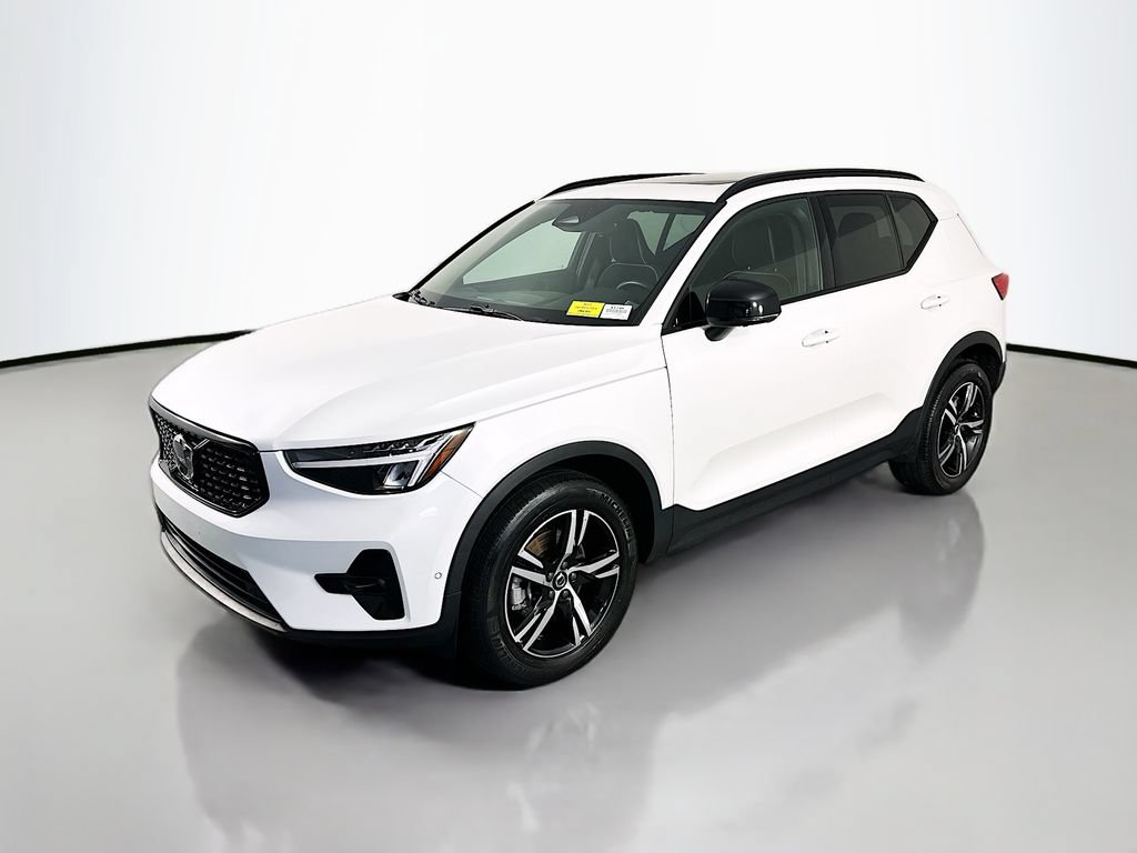 Used 2023 Volvo XC40 B5 Plus AWD/4WD video 3