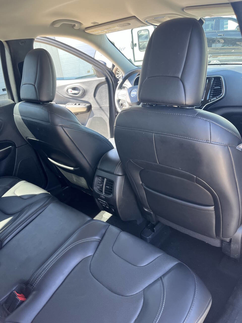 Used 2019 Jeep Cherokee Limited w/ Technology Group image 16