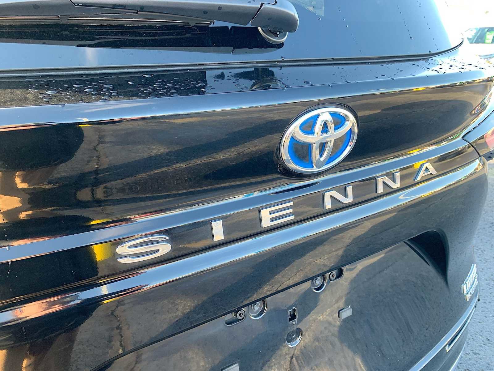 Used 2024 Toyota Sienna Limited image 31