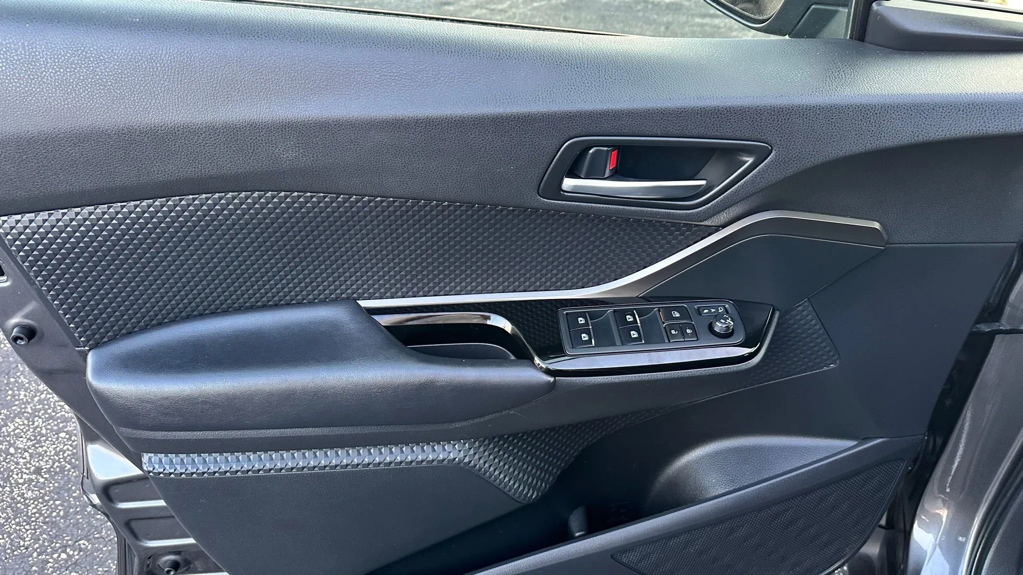 Used 2019 Toyota C-HR XLE image 10