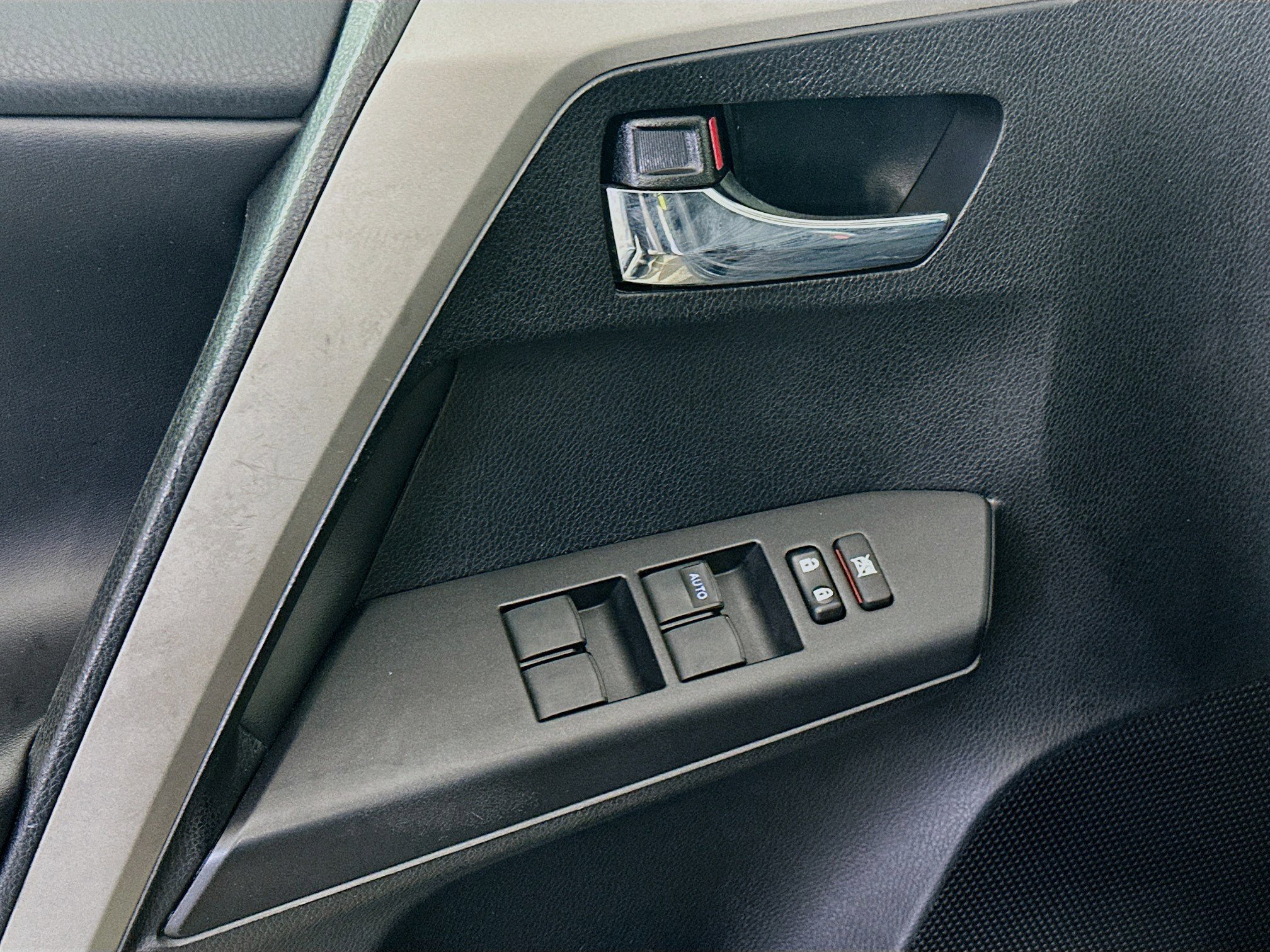 Used 2018 Toyota RAV4 XLE w/ Plus Extra Value Package image 15