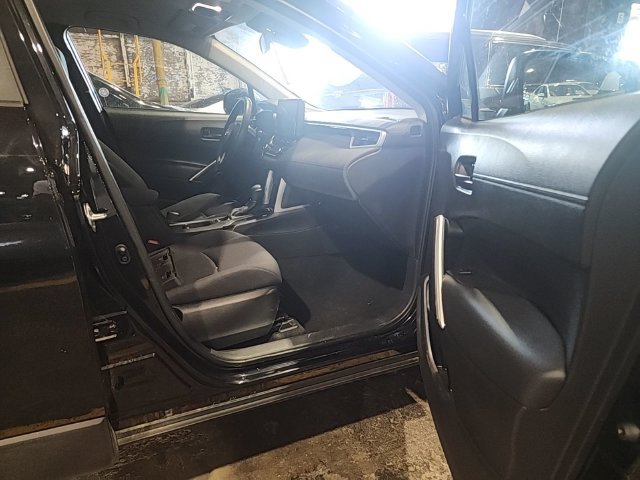 Used 2025 Toyota Corolla Cross LE FWD image 4