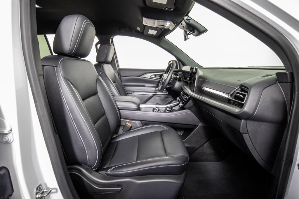 Used 2025 Chevrolet Traverse LT FWD image 11
