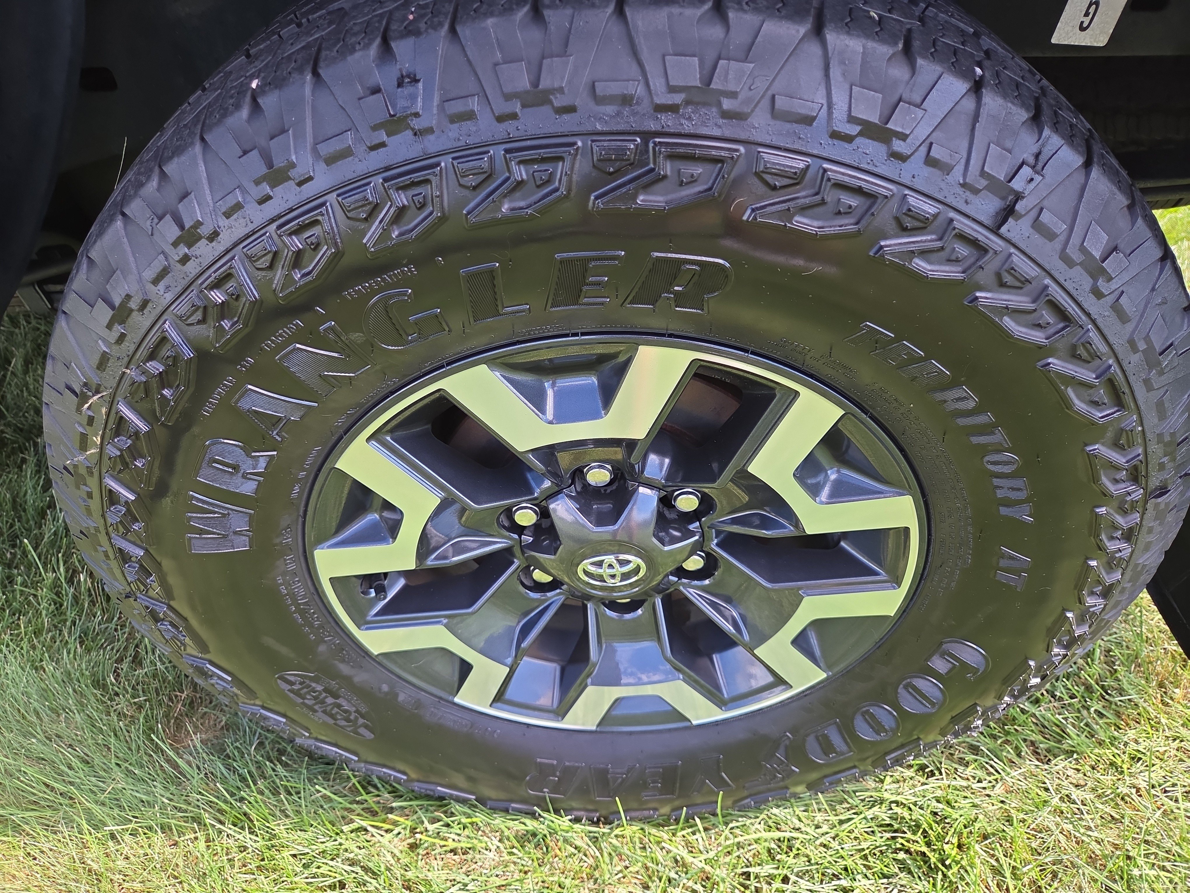 Certified 2022 Toyota Tacoma TRD Off-Road AWD/4WD image 11