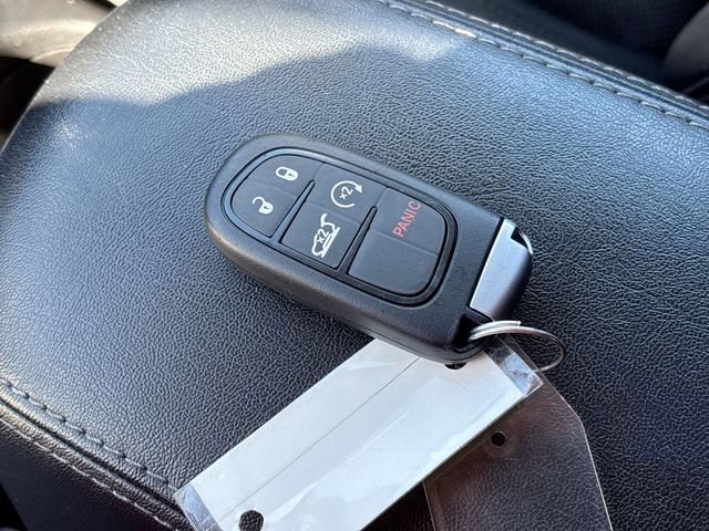 Used 2019 Jeep Cherokee Limited image 29