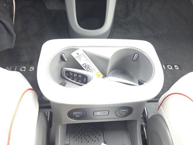 Certified 2023 Hyundai Ioniq 5 Limited w/ Cargo Package image 20