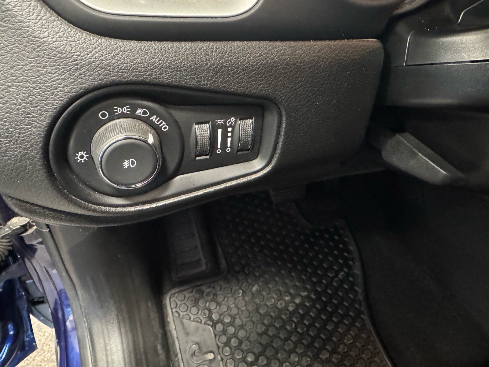Used 2019 Jeep Renegade Latitude w/ Cold Weather Group AWD/4WD image 16