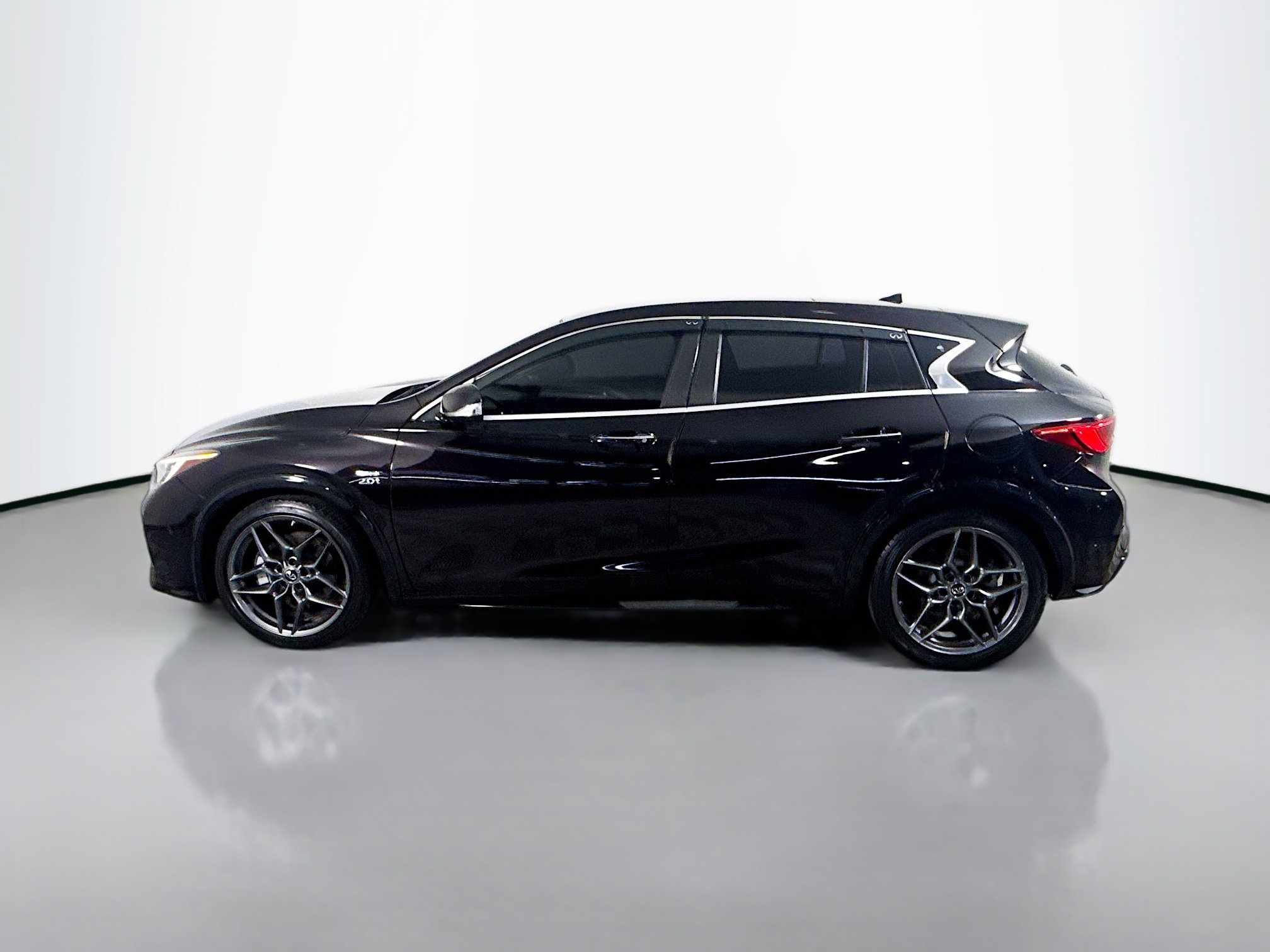 Used 2017 INFINITI QX30 Sport FWD image 6