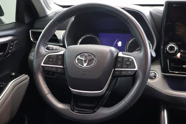 Used 2022 Toyota Highlander Platinum AWD/4WD image 16
