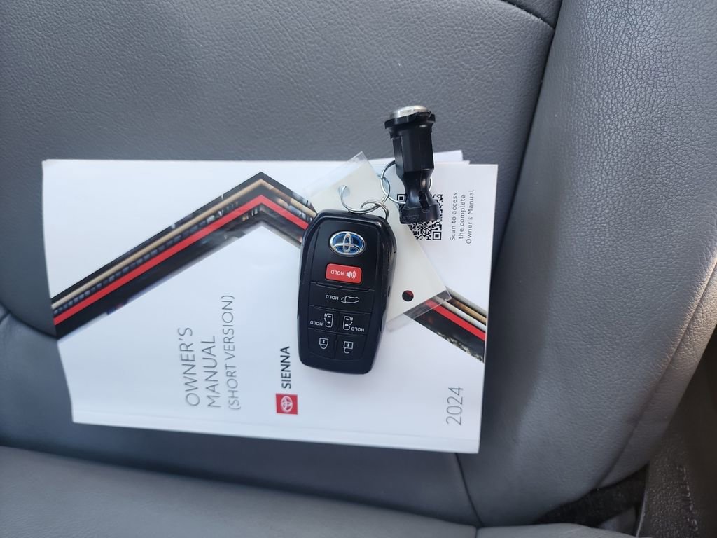 Used 2024 Toyota Sienna XLE image 28