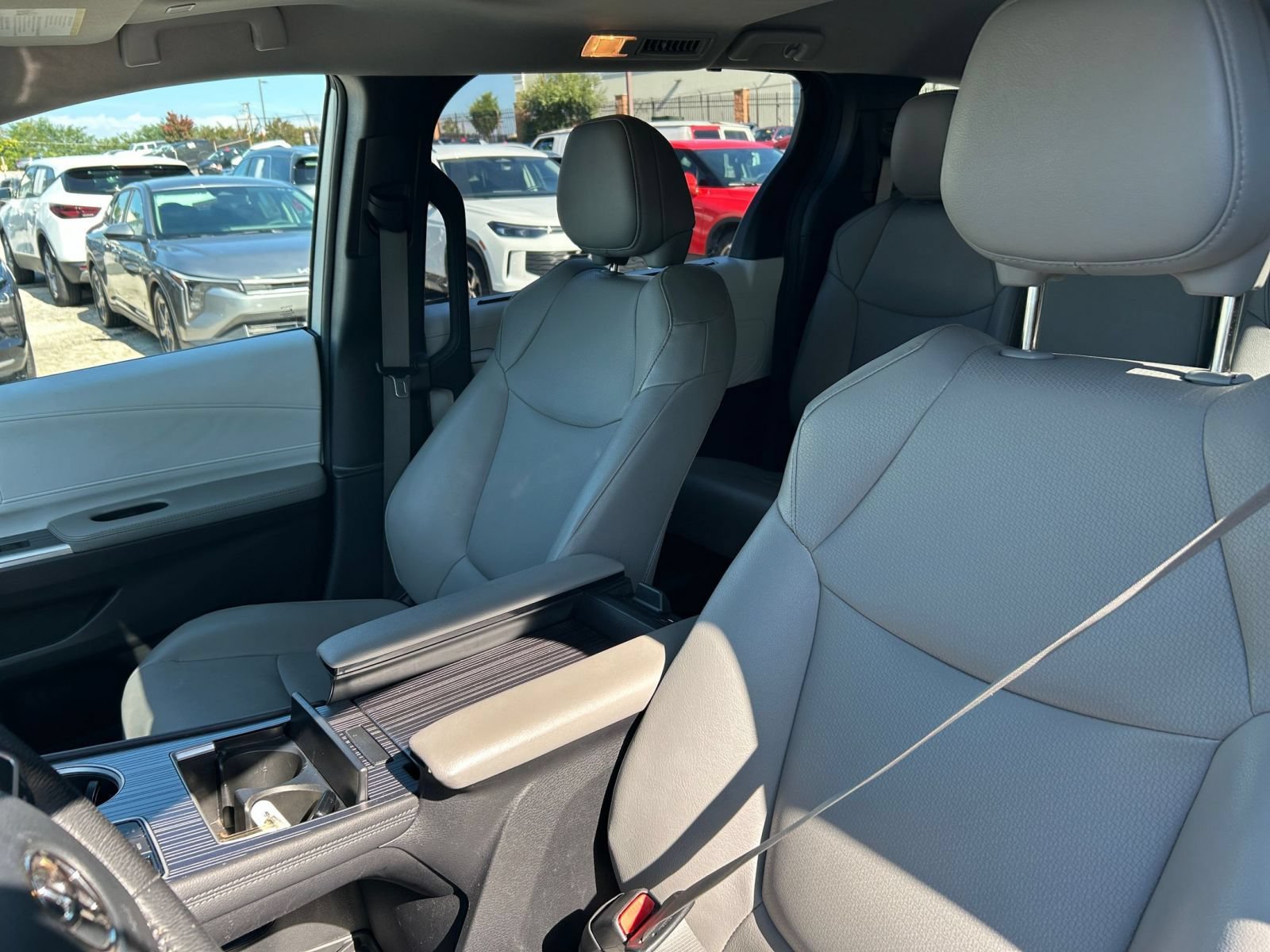 Used 2025 Toyota Sienna XLE FWD image 34