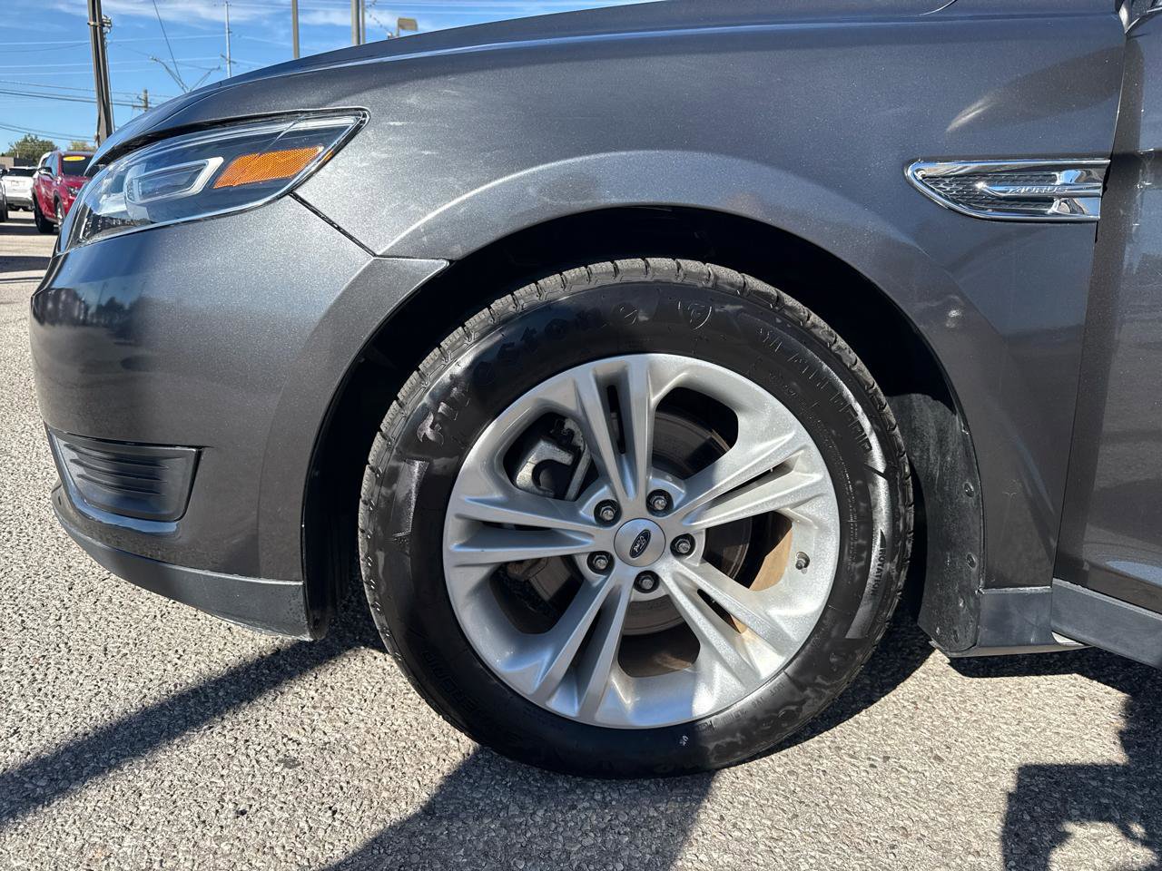 Used 2017 Ford Taurus SE FWD image 25