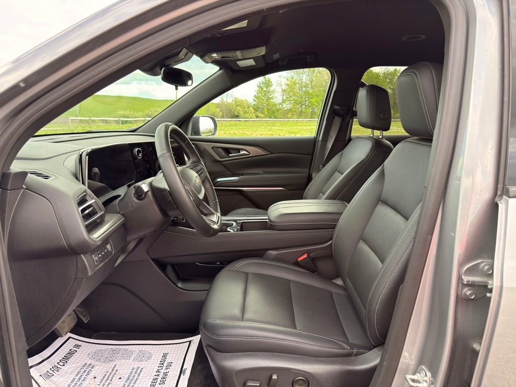 Used 2025 Chevrolet Traverse LT AWD/4WD image 2
