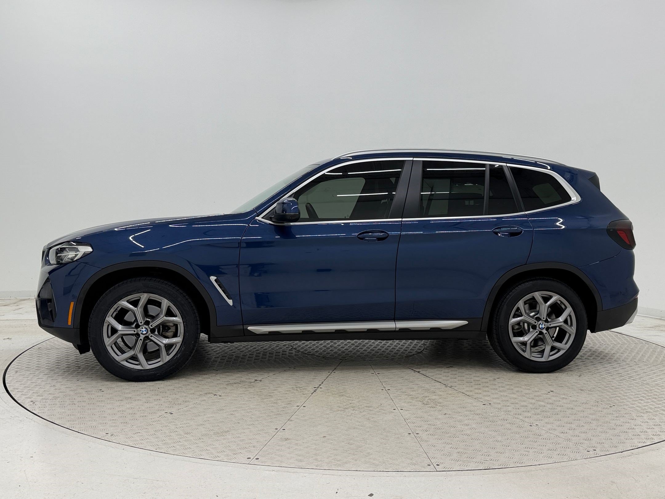 Certified 2024 BMW X3 xDrive30i w/ Premium Package AWD/4WD image 2