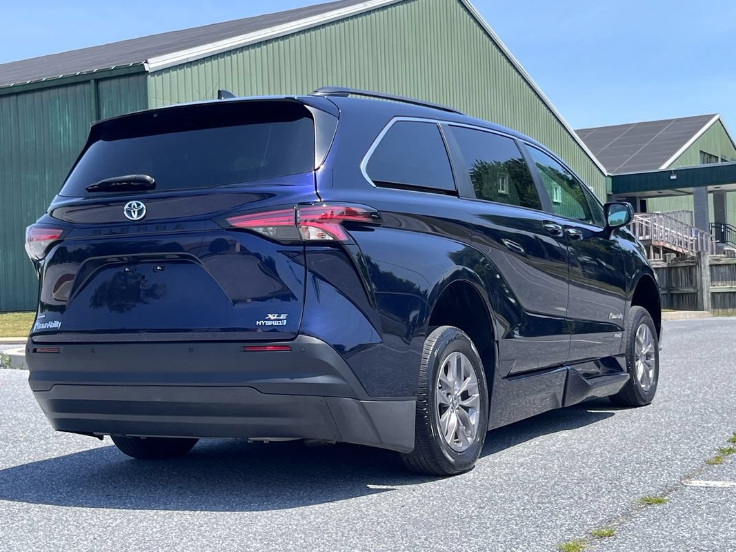 Used 2021 Toyota Sienna XLE w/ XLE Plus Package FWD image 8