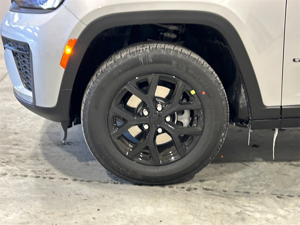 New 2026 Jeep Grand Cherokee Laredo image 11