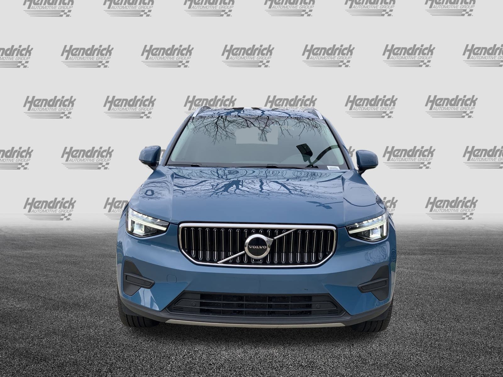 Used 2025 Volvo XC40 B5 Core image 3