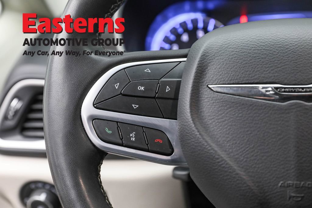 Used 2023 Chrysler Pacifica Touring-L image 15