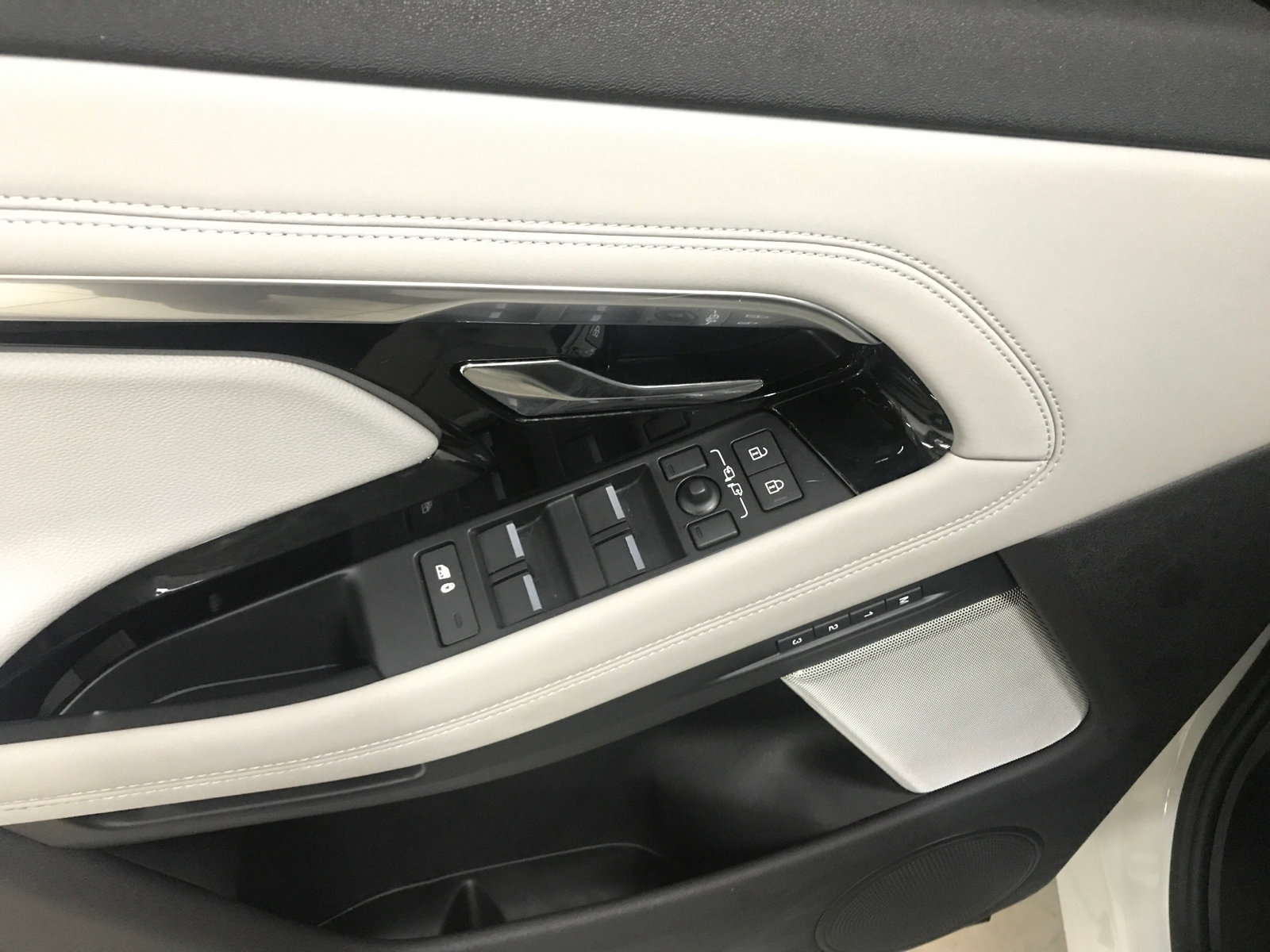 Used 2023 Land Rover Range Rover Evoque SE image 9