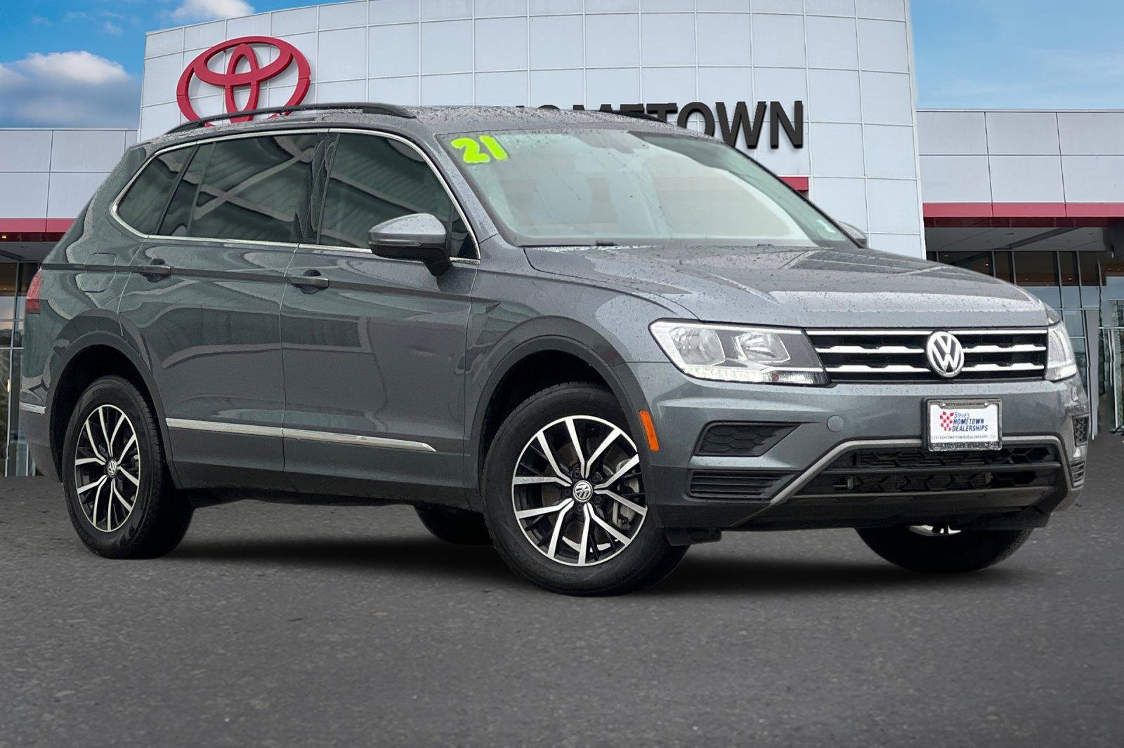 Used 2021 Volkswagen Tiguan SE image 2