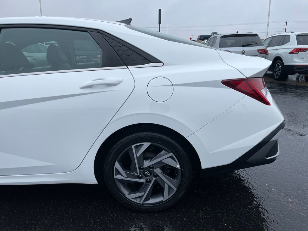 Used 2025 Hyundai Elantra SEL FWD image 38