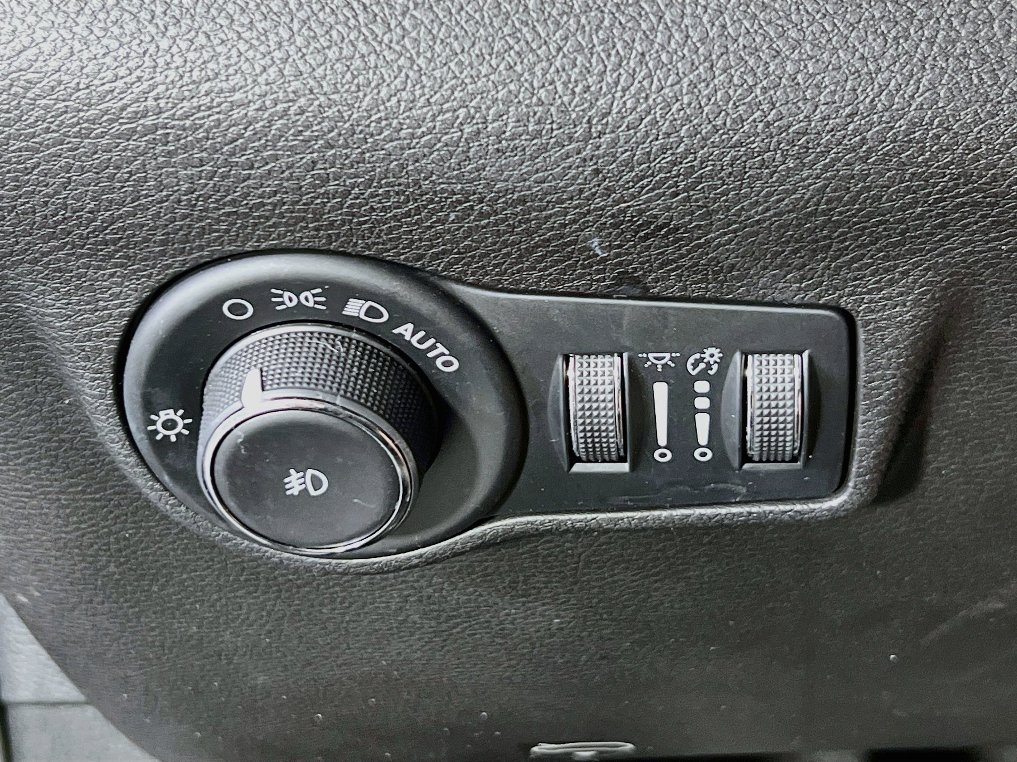 Used 2023 Jeep Compass Limited w/ Sun and Sound Group AWD/4WD image 10