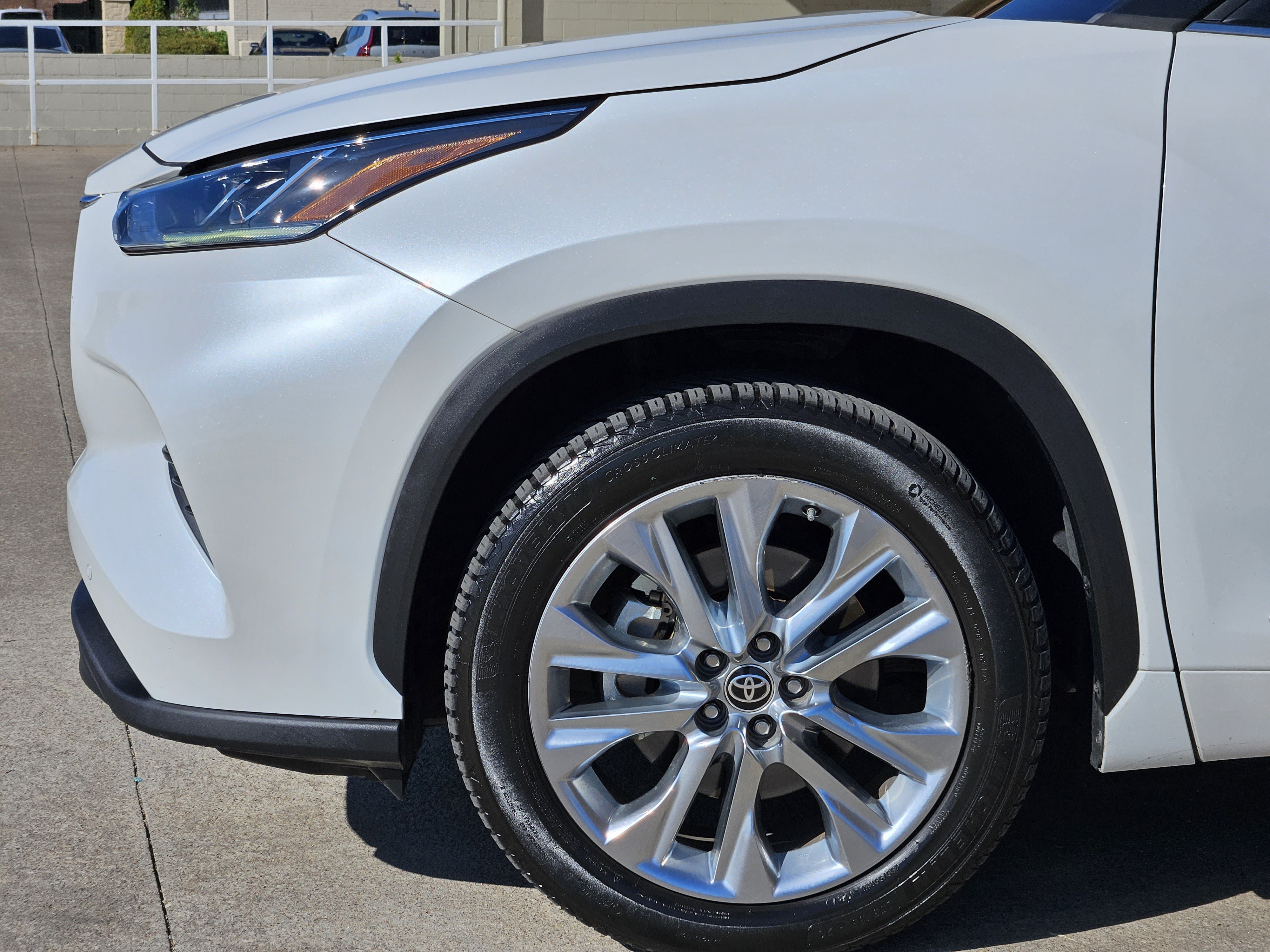 Used 2022 Toyota Highlander Limited FWD image 12