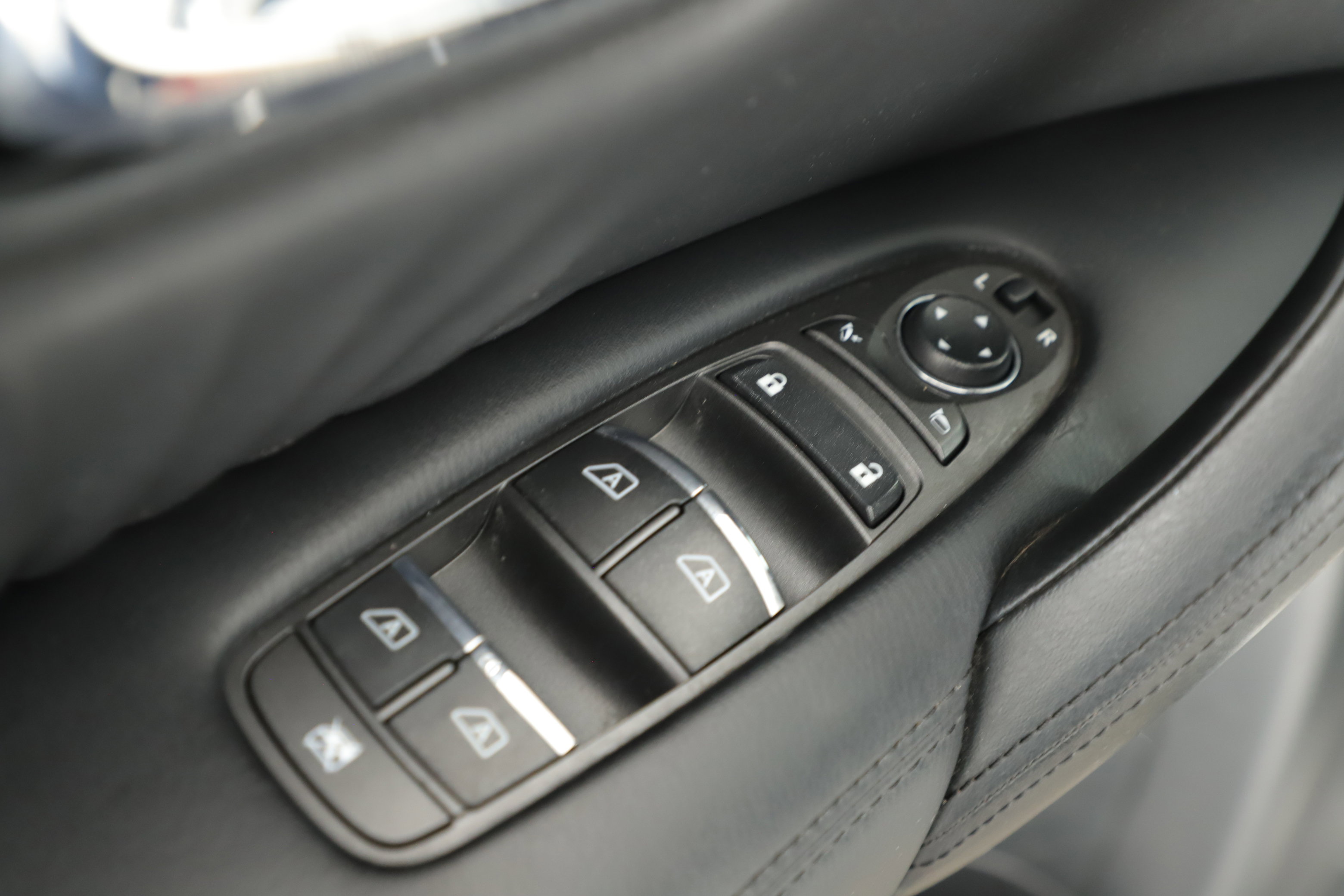 Used 2024 Nissan Armada SL w/ Captain's Chairs Package image 9