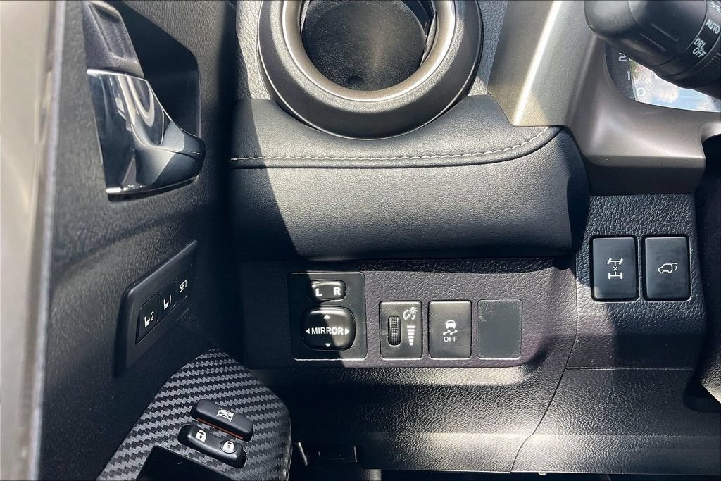 Used 2015 Toyota RAV4 Limited AWD/4WD image 35