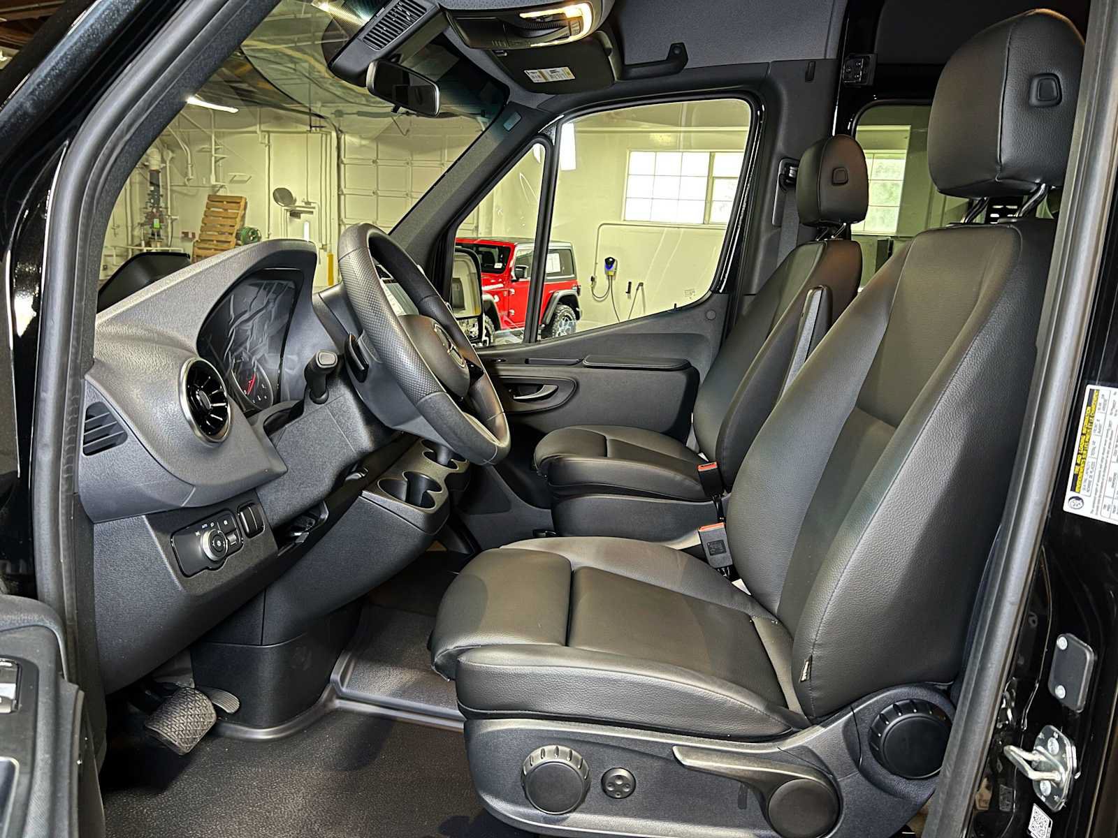 Used 2025 Mercedes-Benz Sprinter 2500 image 22