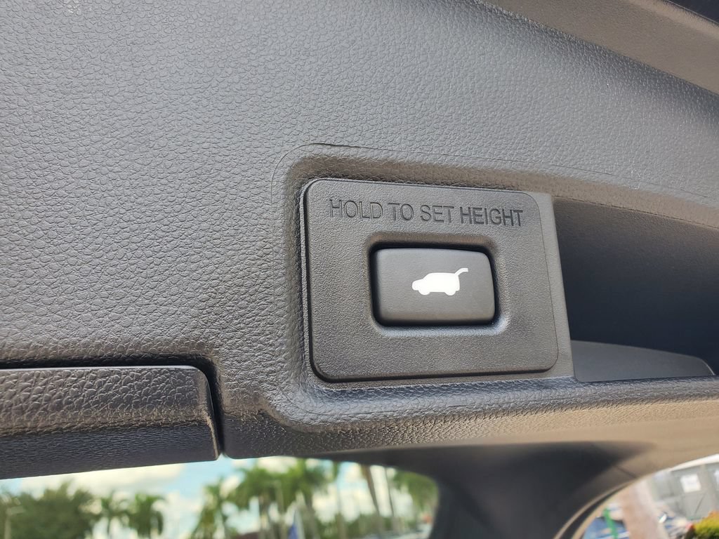 Used 2025 Acura RDX SH-AWD image 9